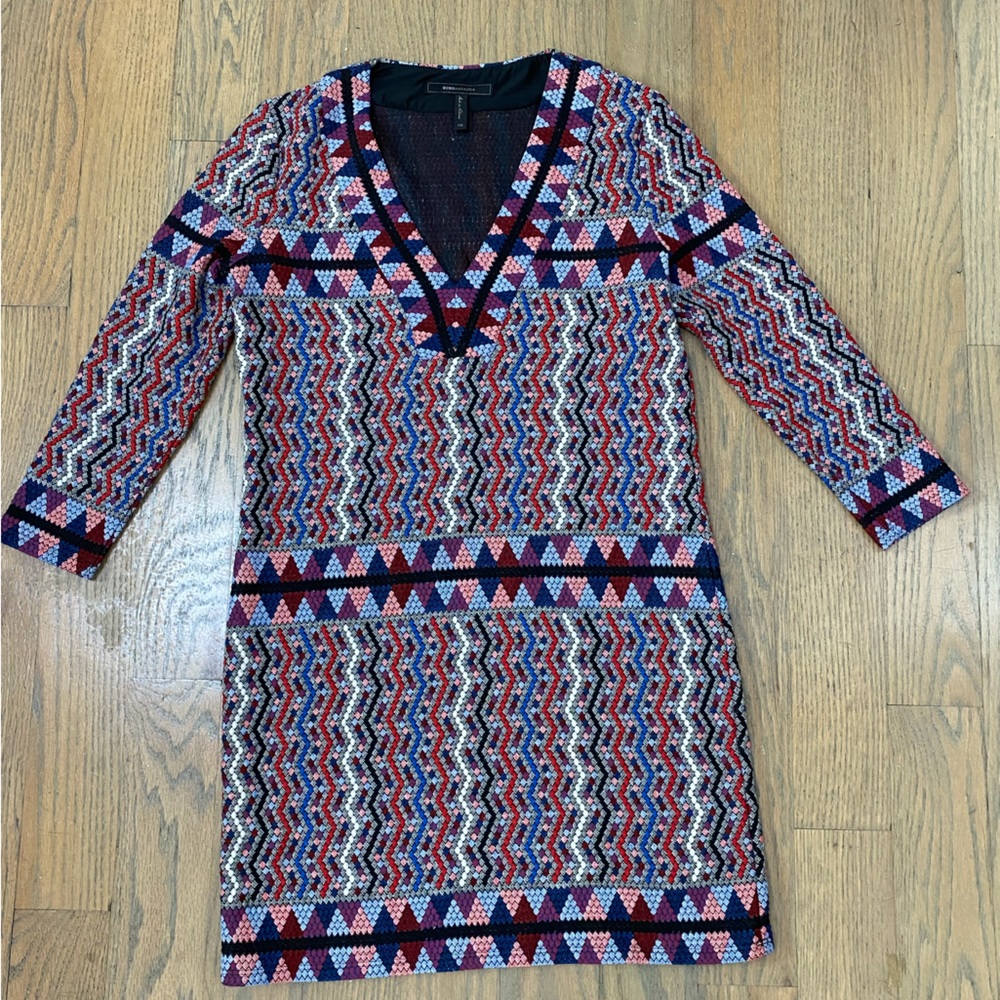 BCBG Maxazria XS v-neck patterned knit dress. Excellent condition/super cute!
